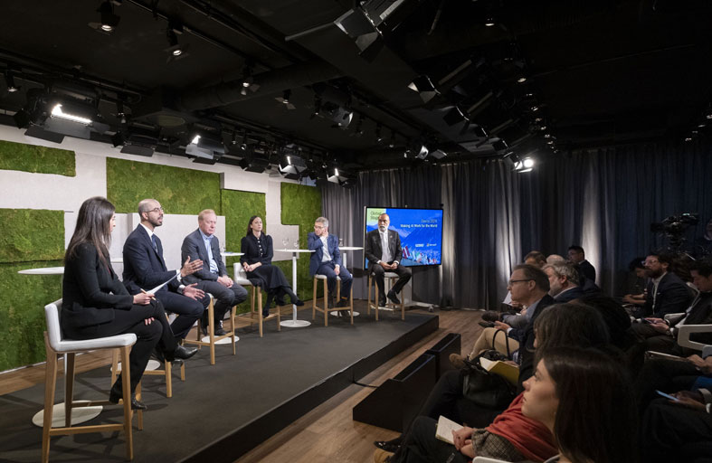 خلال دافوس .. عمر سلطان العلماء يبحث مع قادة عالميين في قطاع التكنولوجيا توظيف الذكاء الاصطناعي لخدمة المجتمعات حول العالم