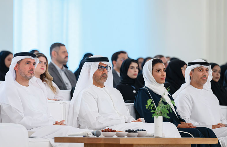 حامد بن زايد يشهد محاضرة بعنوان «الأسرة شريك في التعليم» 