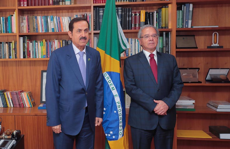 صقر غباش يبحث سبل تعزيز علاقات التعاون الثنائي مع وزير الاقتصاد البرازيلي