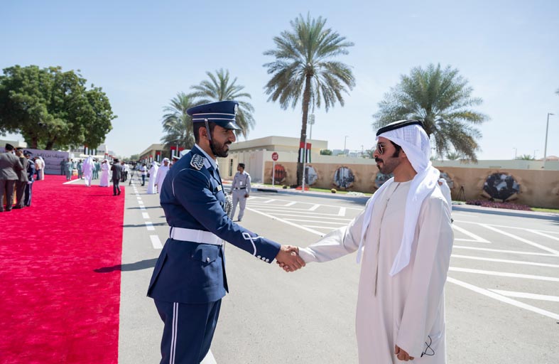 خليفة بن طحنون يشارك أبناء الشهداء حفل تخرجهم من كلية الشرطة في أبوظبي 