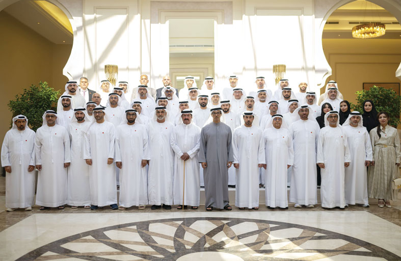 منصور بن زايد يشهد منافسات جائزة زايد الكبرى للهجن 2025 ويحضر مأدبة غداء أقامها سلطان بن حمدان 