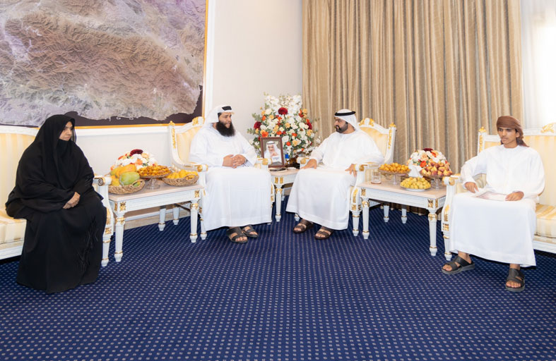 محمد الشرقي يلتقي غريب اليماحي ويهنئه على فوزه بالمركز الأول في تحدي القراءة العربي 