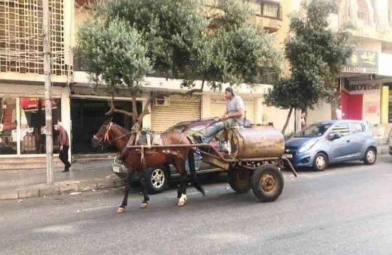 بايع الكاز مع حصانه.. مشهد يعيد اللبنانيين إلى سنوات خلت