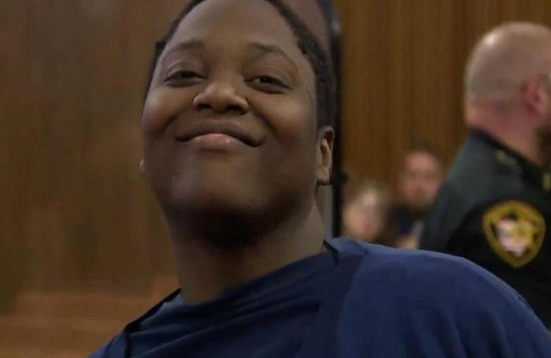 مجرمة «تضحك» خلال محاكمتها بقتل طفل!