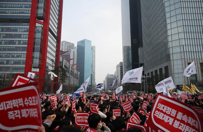 أطباء كوريا الجنوبية يحتجون على خطط لزيادة عدد المقبولين بكليات الطب 