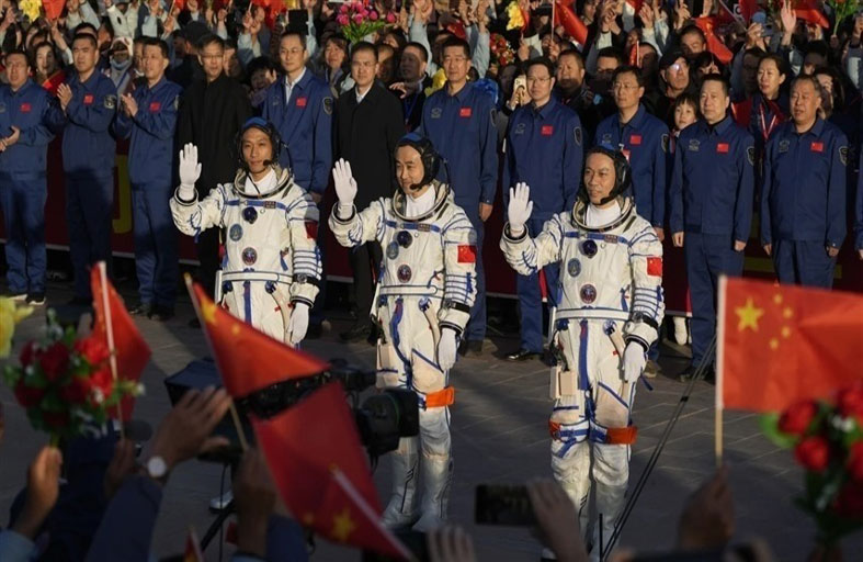عودة 3 رواد فضاء صينيين إلى الأرض بعد 5 أشهر