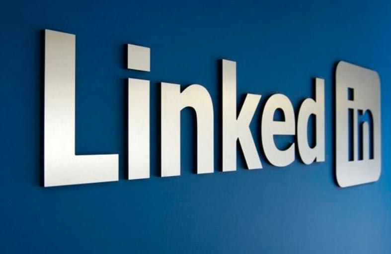 توقف منصة «لينكد إن» لدى آلاف المستخدمين