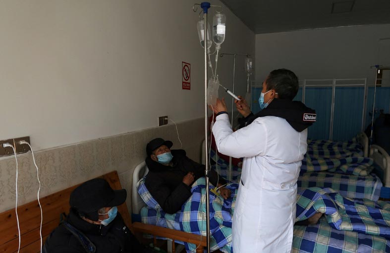  العالم مشتّت بمواجهة رفع القيود الصحية في الصين 