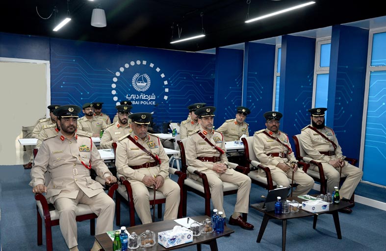 عبد الله المري يطلع على سير العمل في مركز شرطة بردبي 