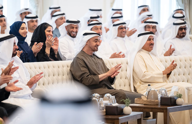 رئيس الدولة يشهد جلسة حول «الذكاء الاصطناعي» عقدت في قصر البحر بمشاركة عدد من الوزراء والمسؤولين