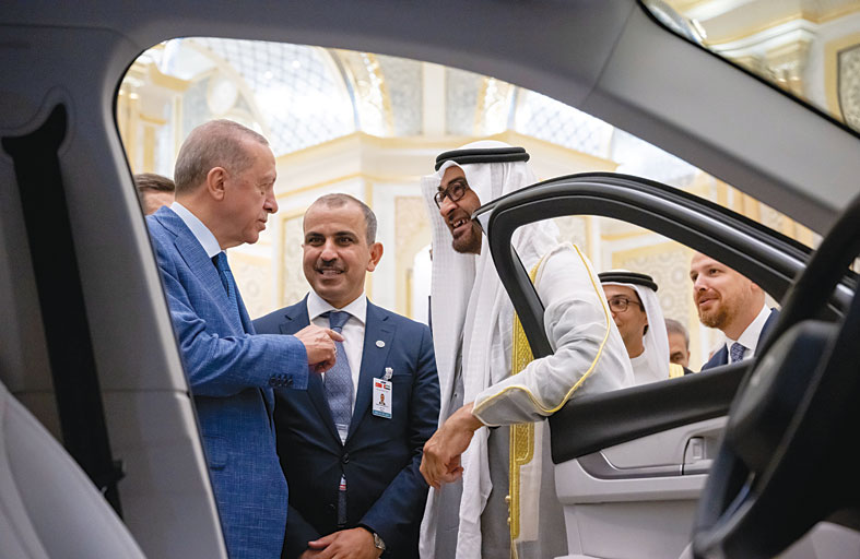 الرئيس أردوغان يهدي رئيس الدولة سيارة كهربائية تركية الصنع 