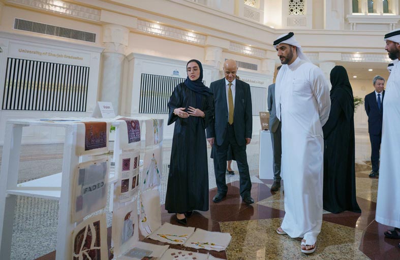 سلطان بن احمد القاسمي يطلع على مشروعات تخرج طلبة كلية الفنون الجميلة في جامعة الشارقة