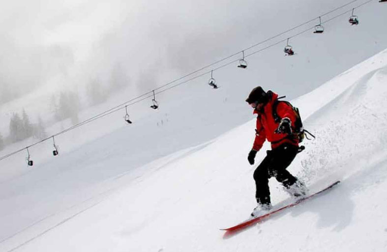 وفاة طفلة إثر سقوط «متزلج بالغ» عليها