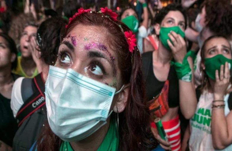 الأرجنتين تقر قانوناً يشرّع الإجهاض