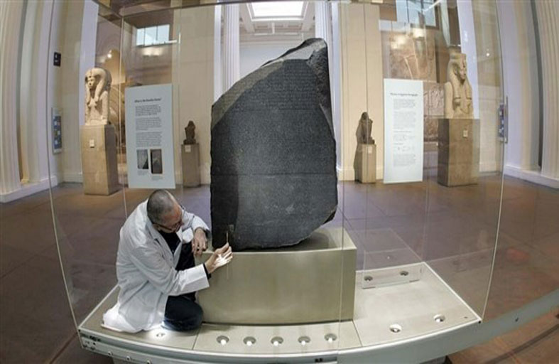 حجر رشيد فك لغز الهيروغليفية قبل 200 عام