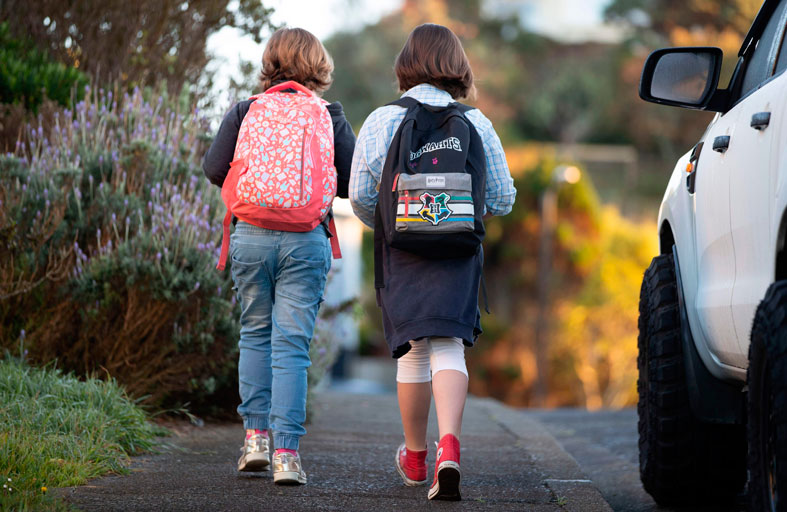تلاميذ نيوزيلندا يعودون إلى المدارس 