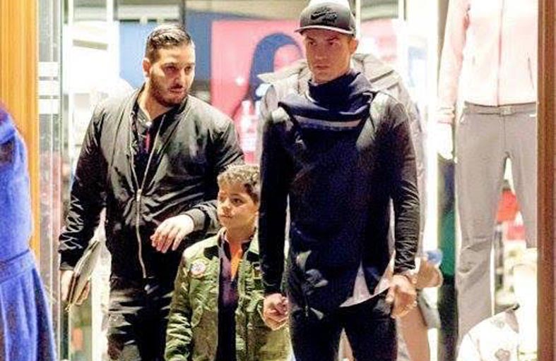 رونالدو يتجول برفقة عائلته في شوارع البرتغال