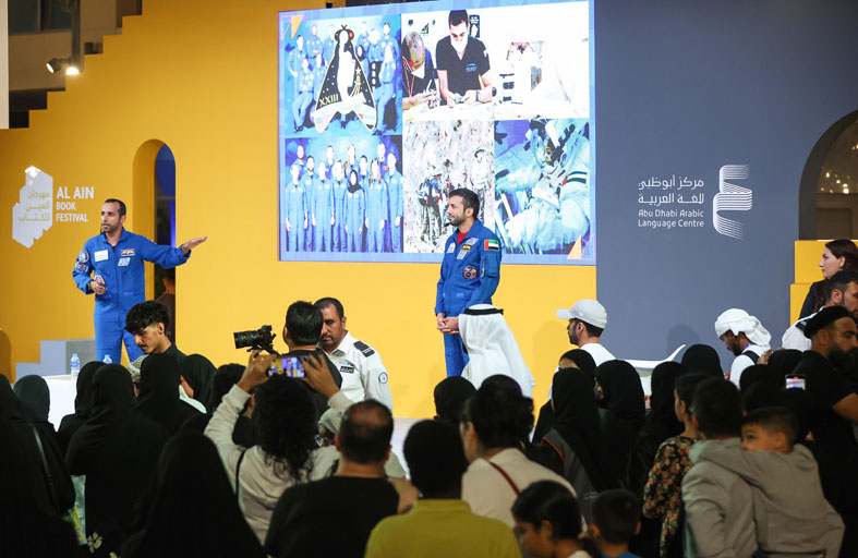 هزاع المنصوري وسلطان النيادي يقدمان تجربتهما الفضائية للأطفال ويشجعانهم على القراءة