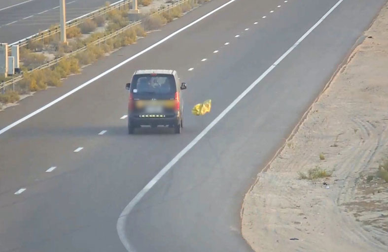 شرطة أبوظبي تحث الجمهور على تجنب رمي المخلفات من المركبات أثناء القيادة