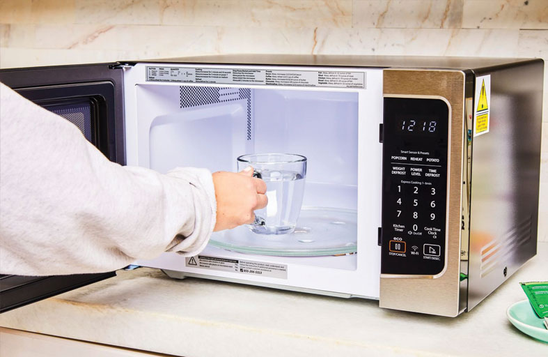 لماذا لا تظهر الفقاعات عند غلي الماء في الميكروويف؟