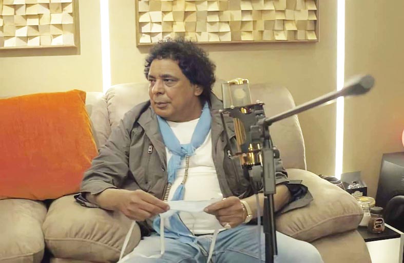 محمد منير ينتهى من تسجيل أغنية 