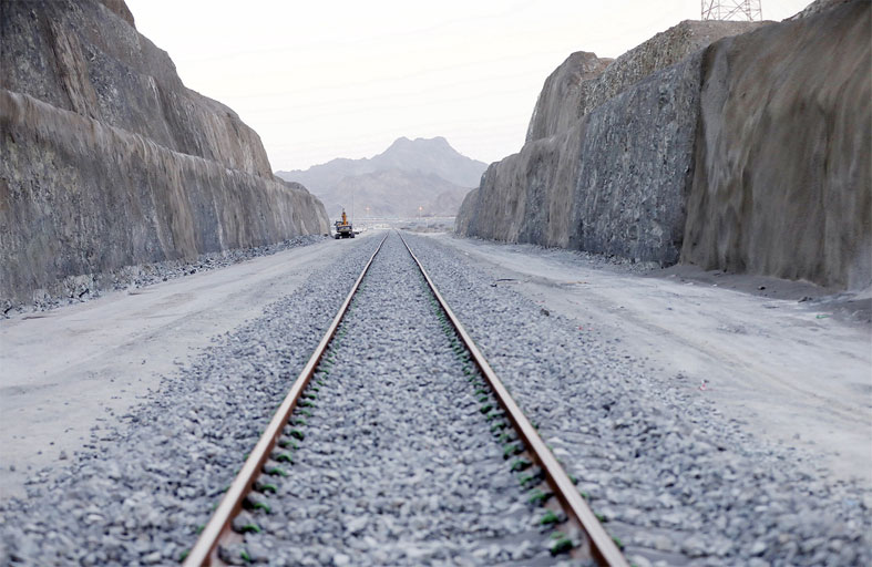 الاتحاد للقطارات تنجز أعمال مد قضبان السكك الحديدية للمسار الرئيسي في الشارقة ورأس الخيمة