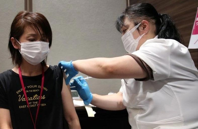 اليابان تعلق استخدام دفعات جديدة من لقاح موديرنا