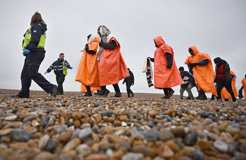 من جيسكار إلى ماكرون، ما الذي تغير في قوانين الهجرة الفرنسية الثلاثين؟