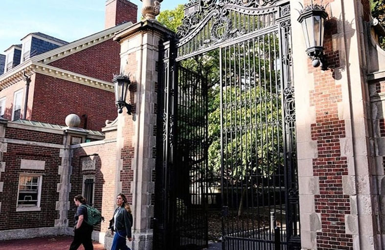 السلطات الأمريكية تعتقل أستاذاً زائراً في جامعة هارفارد