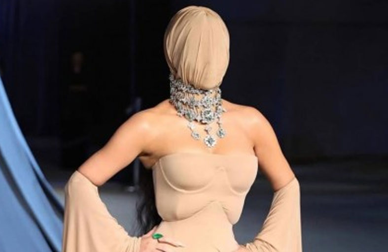 كيم كارداشيان تثير الجدل بقناع 