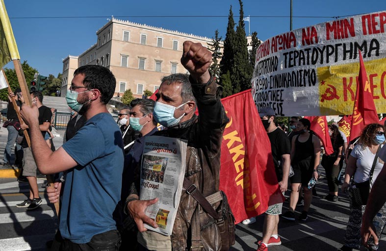 البرلمان اليوناني يقر إصلاحات عمالية وسط احتجاجات وإضراب 