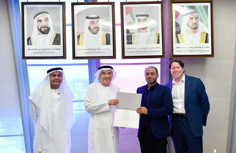 زكي نسيبة يُكرّم فريق كلية تقنية المعلومات الفائز  في مؤتمر أبوظبي للذكاء الاصطناعي