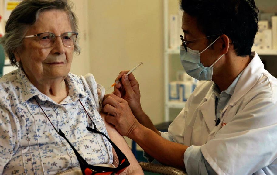 الاتحاد الأوروبي يقر إعطاء جرعة ثالثة من «أسترازينيكا» 