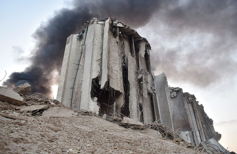 لبنان يهدم صوامع القمح التي تضررت من انفجار مرفأ بيروت