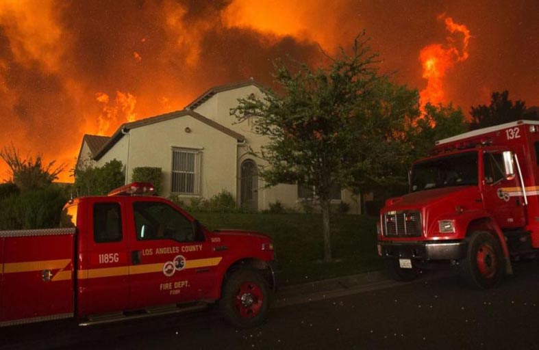 إخلاء 1500 منزل في مقاطعة بكاليفورنيا الأمريكية جراء حرائق الغابات