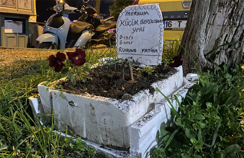 بناء قبر لببغاء عاش 68 عاماً 