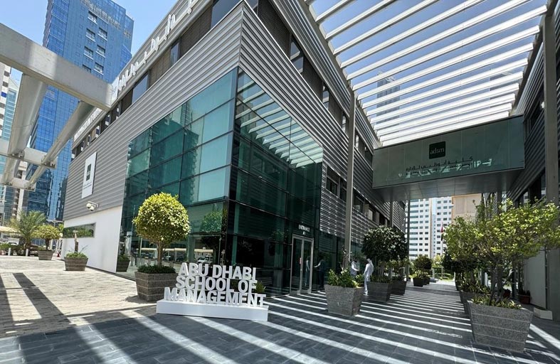 كلية أبوظبي للإدارة تنظم جلسات تعريفية ومنحا دراسية خلال اليوم المفتوح  