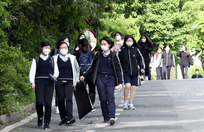 طلاب المدارس في كوريا الجنوبية يعودون بالكمامات  