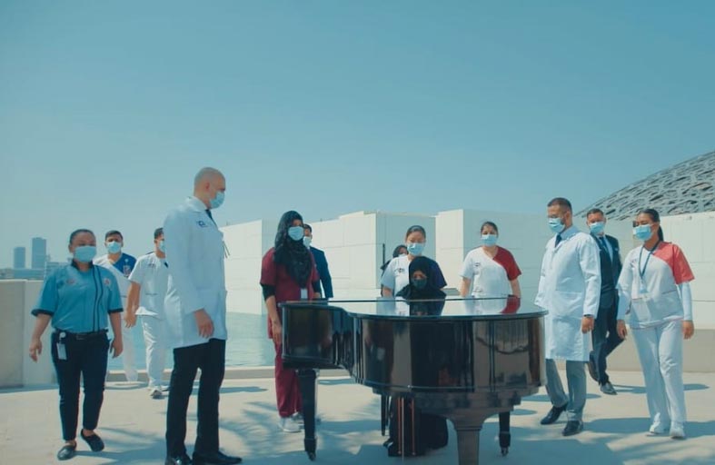 أطباء وممرضون يشاركون في فيديو غنائي بمتحف اللوفر على ألحان إماراتية
