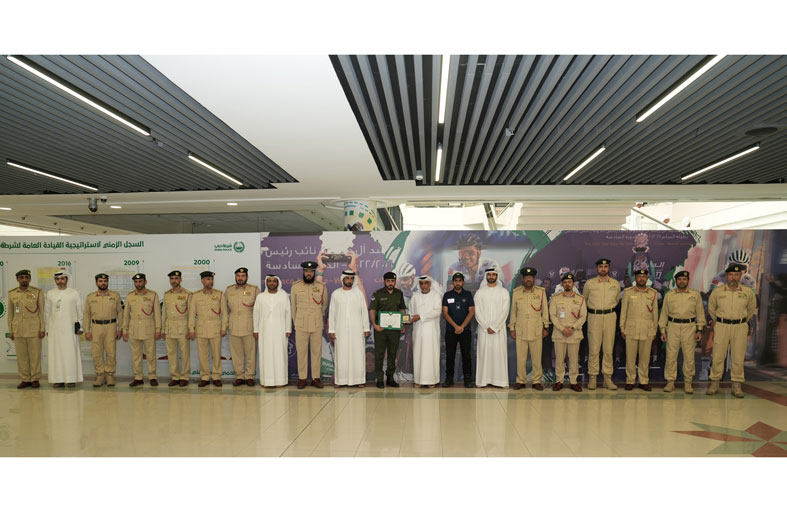 شرطة دبي تكرم عريفاً في الدفاع المدني ساهم في إنقاذ 24 فرداً من حريق