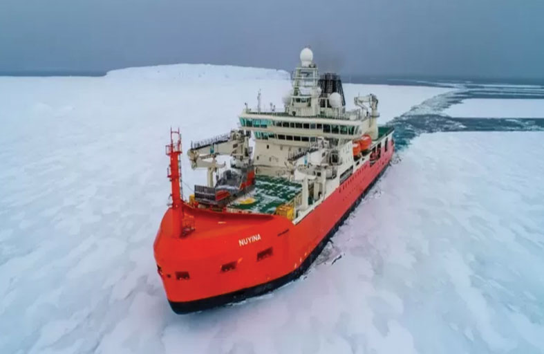 كاسحة جليد لإنقاذ باحث في «أنتاركتيكا»