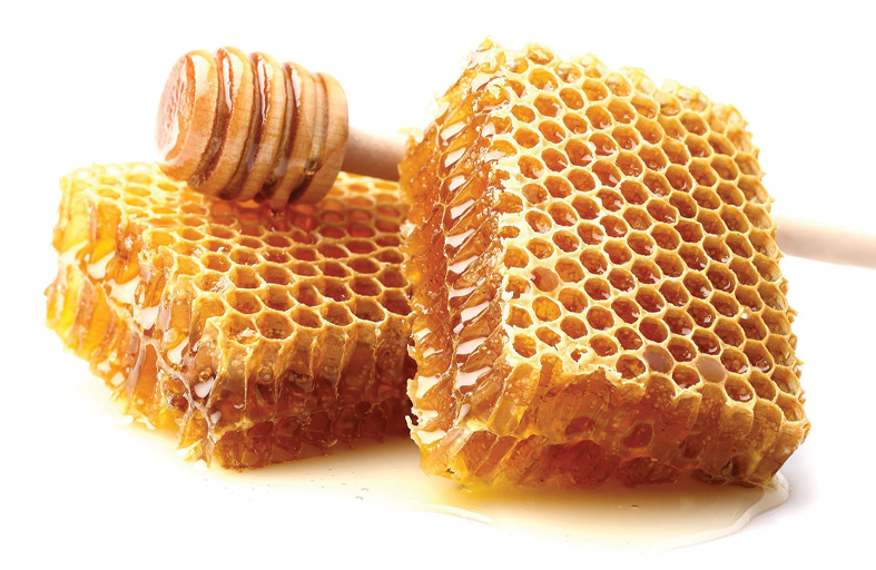 خلطة بسيطة من شمع العسل لترطيب يديك المشقّقتين