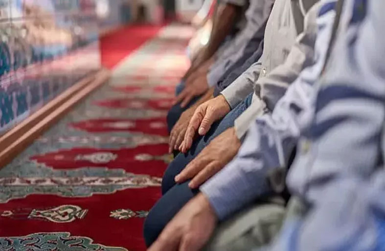 إمام مسجد يقصر وقت صلاة التراويح لأجل مباراة