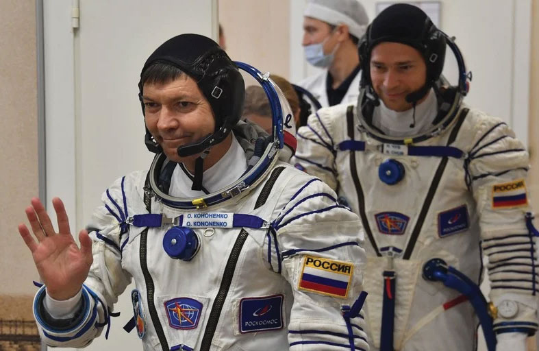 رائد فضاء روسي يحطم الرقم القياسي للبقاء خارج الأرض