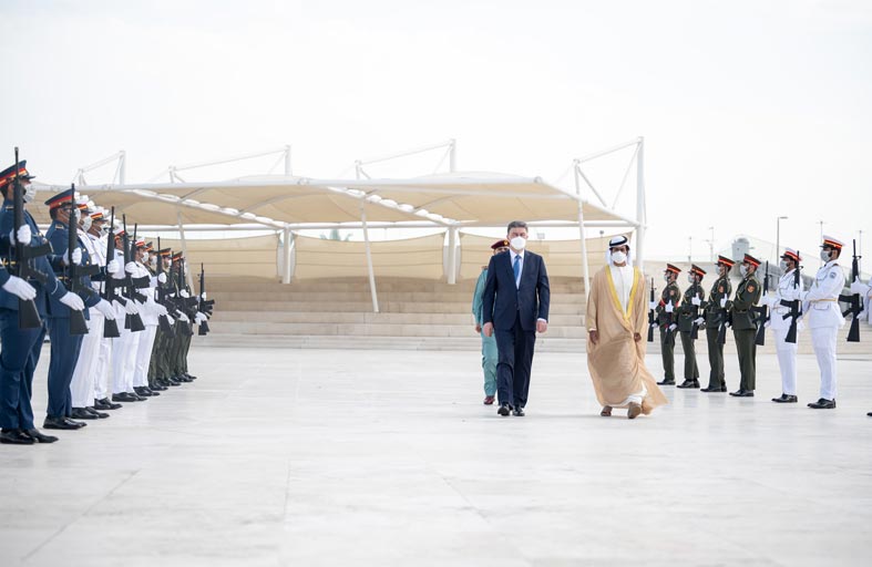 خليفة بن طحنون يستقبل وزير الشؤون الداخلية الأوزباكستاني في واحة الكرامة