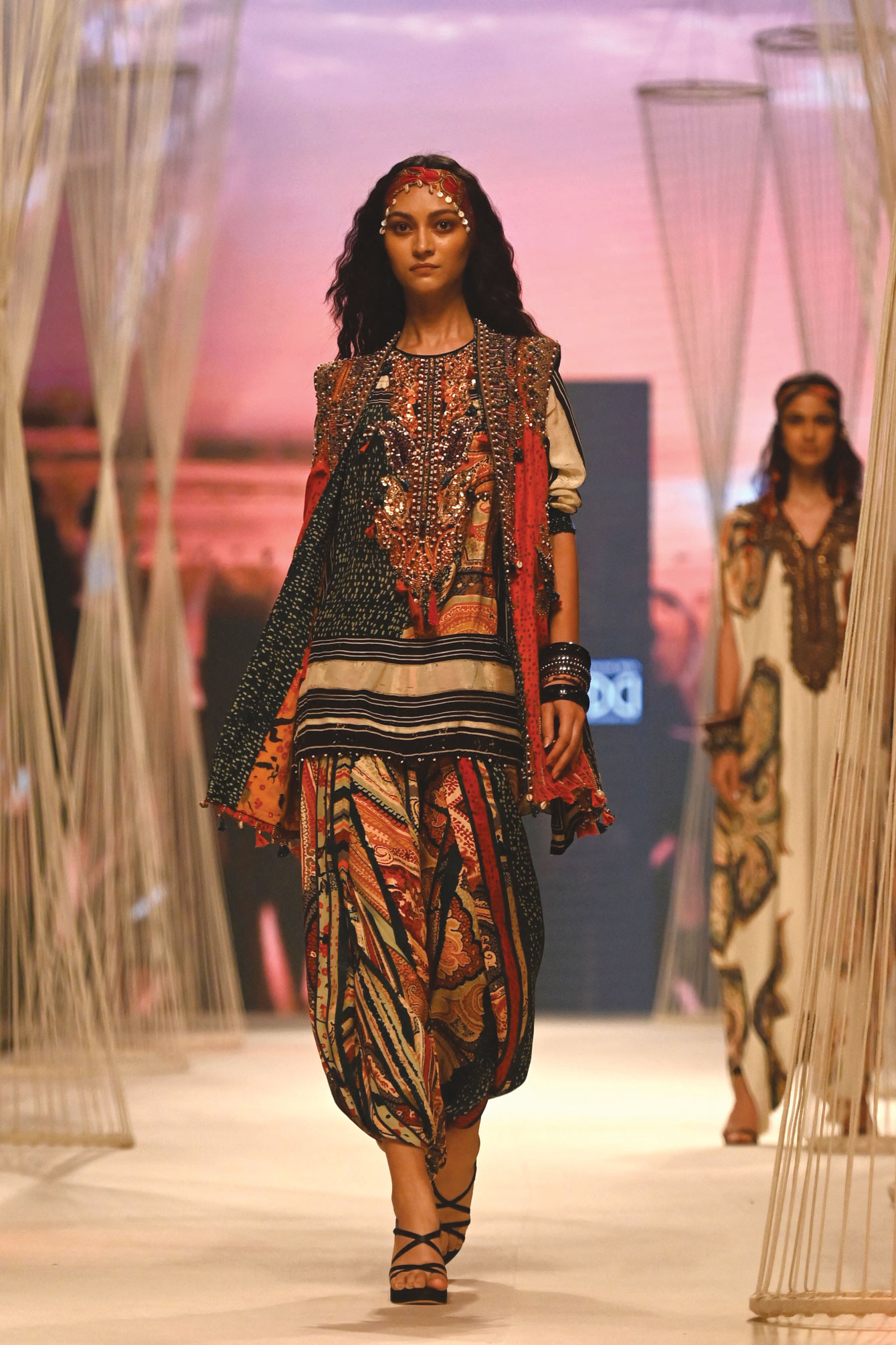 عارضة أزياء تقدم إبداعًا لمصممي GenNext خلال عرض أزياء أسبوع الموضة في مومباي. ا ف ب 