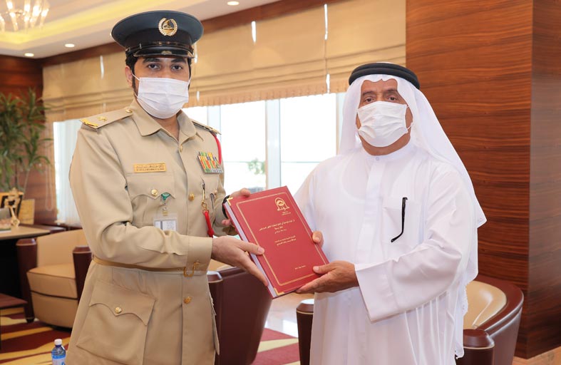 ضاحي خلفان يتسلم بحث دكتوراة في القيادة الإبداعية من ضابط بشرطة دبي