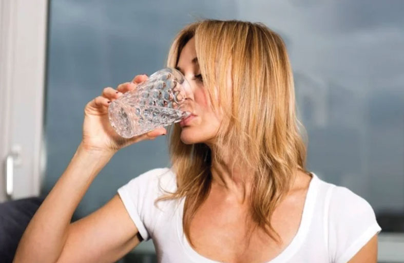 «مضغ الماء».. طريقة جديدة لترطيب الجسم وتحسين الهضم