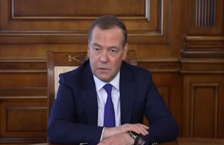 برسالة ستالين.. تصعيد ميدفيديف يطال قادة بالجيش الروسي