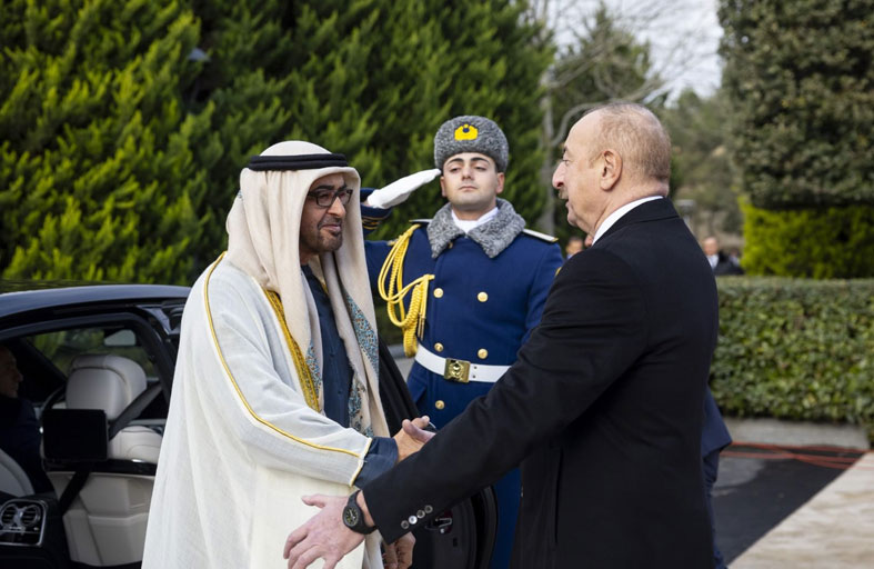 جرت لسموه مراسم استقبال رسمية .. رئيس أذربيجان يستقبل رئيس الدولة 